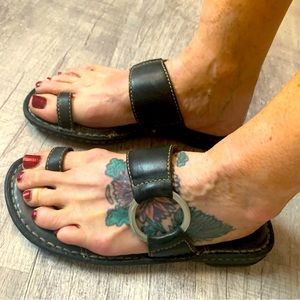 Born leather toe ring sandals size 38